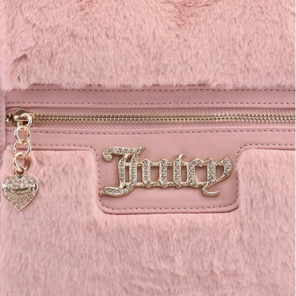 Juicy Couture Fluffy Weekender
Overnight large Duffle bag. Soft Pink - Picture 2 of 4